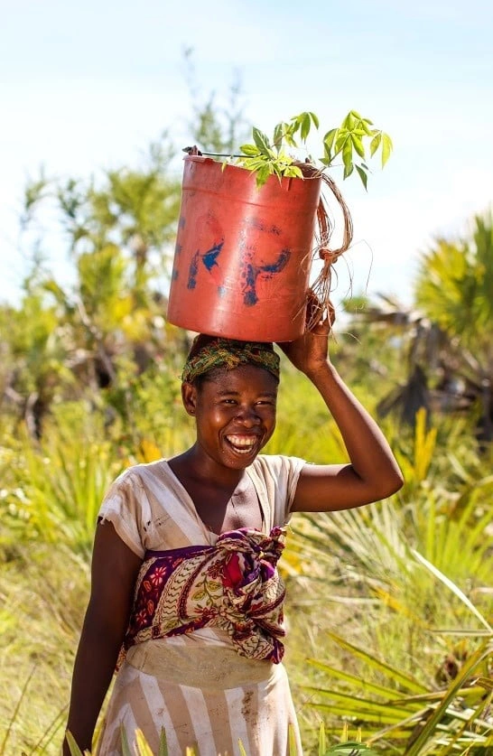 Imagen de una chica feliz con un cubo en la cabeza