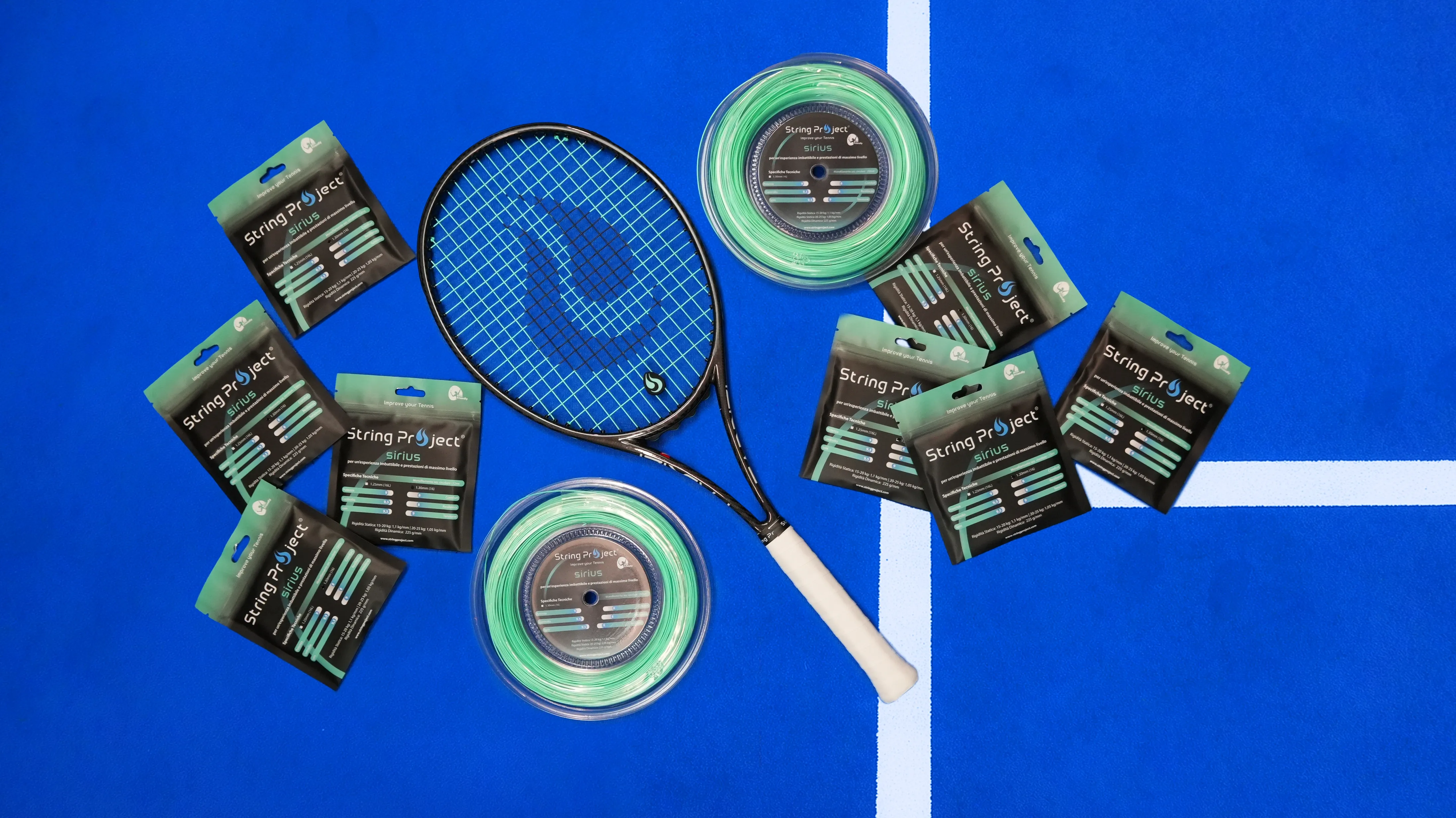 String Project sirius – corde da tennis monofilamento celeste verde con racchetta incordata su campo blu