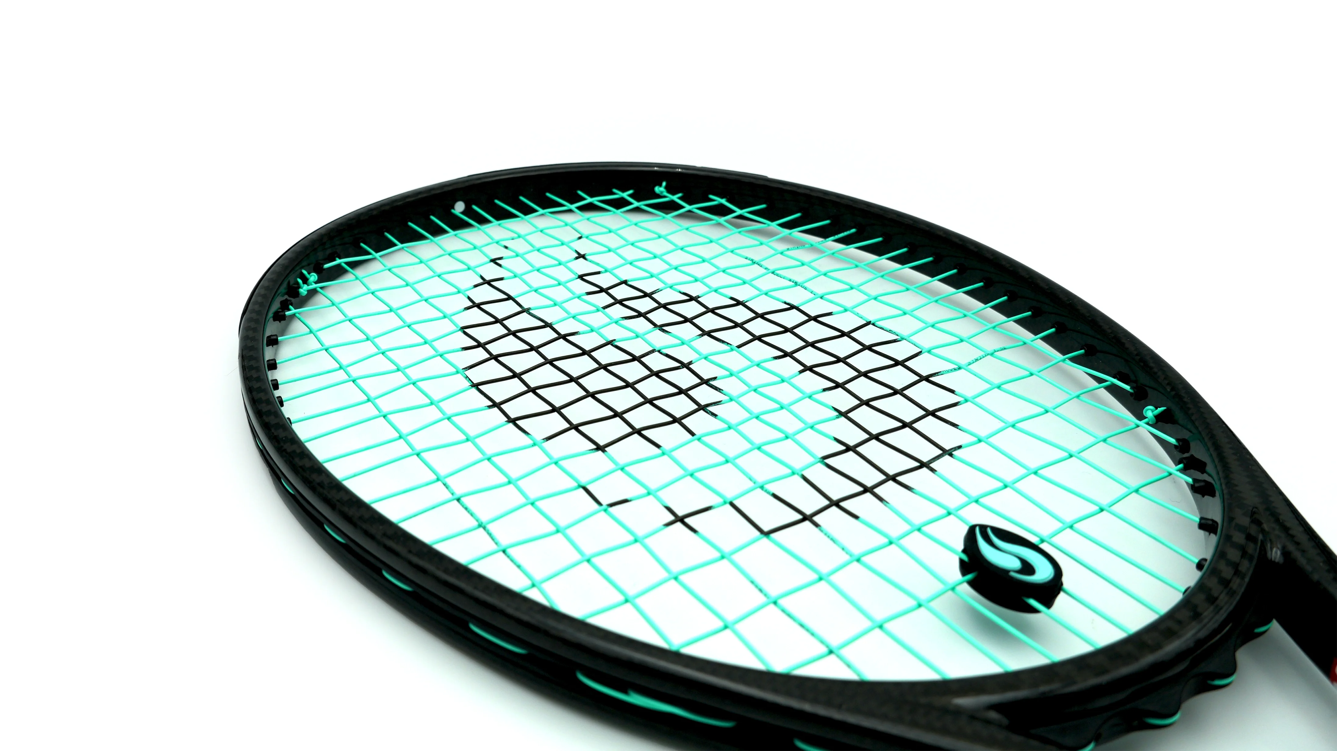 Detalle de cuerdas de tenis String Project Sirius encordadas en una raqueta