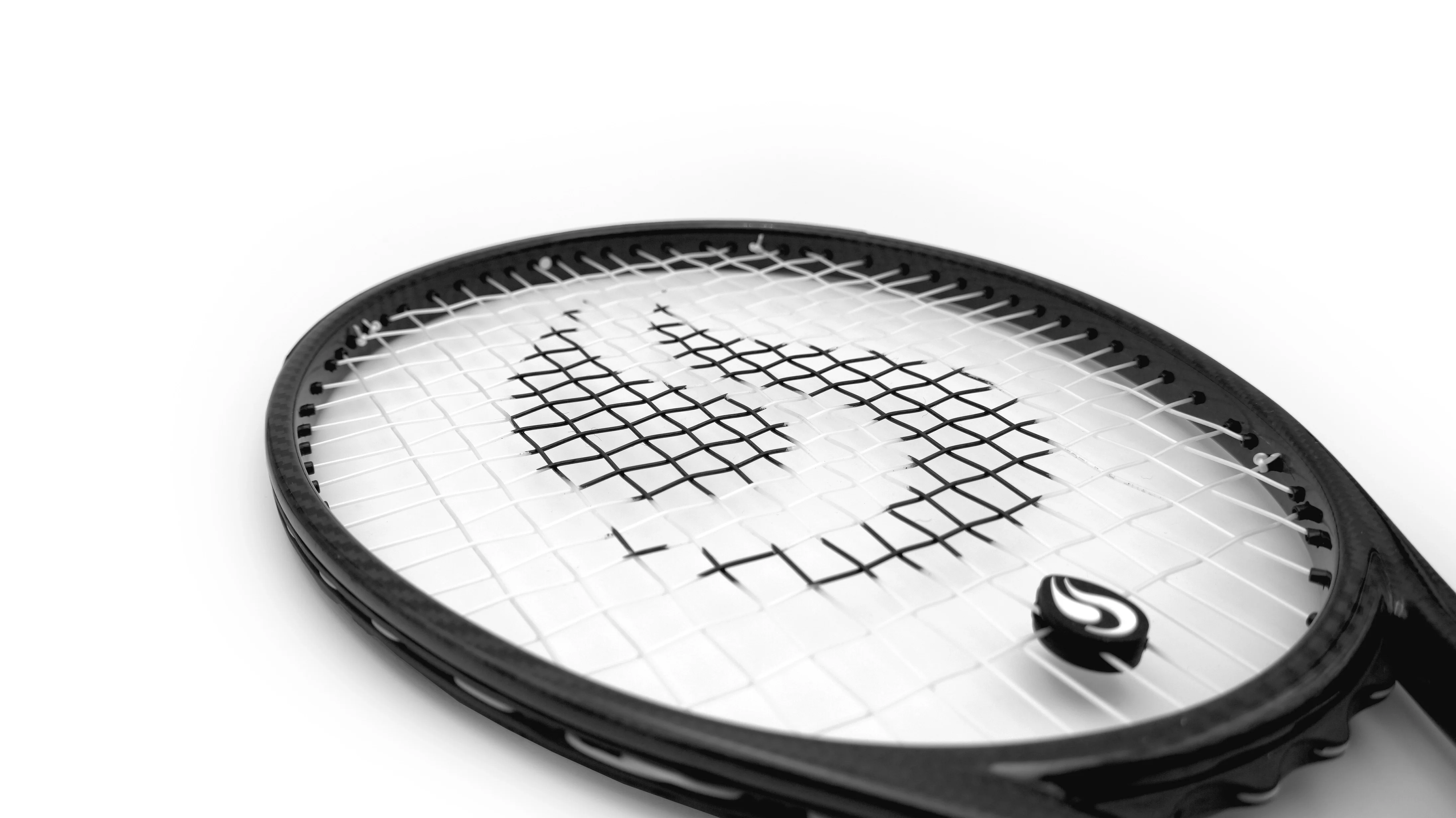 Détail du cordage de tennis String Project Armour Soft monté sur raquette