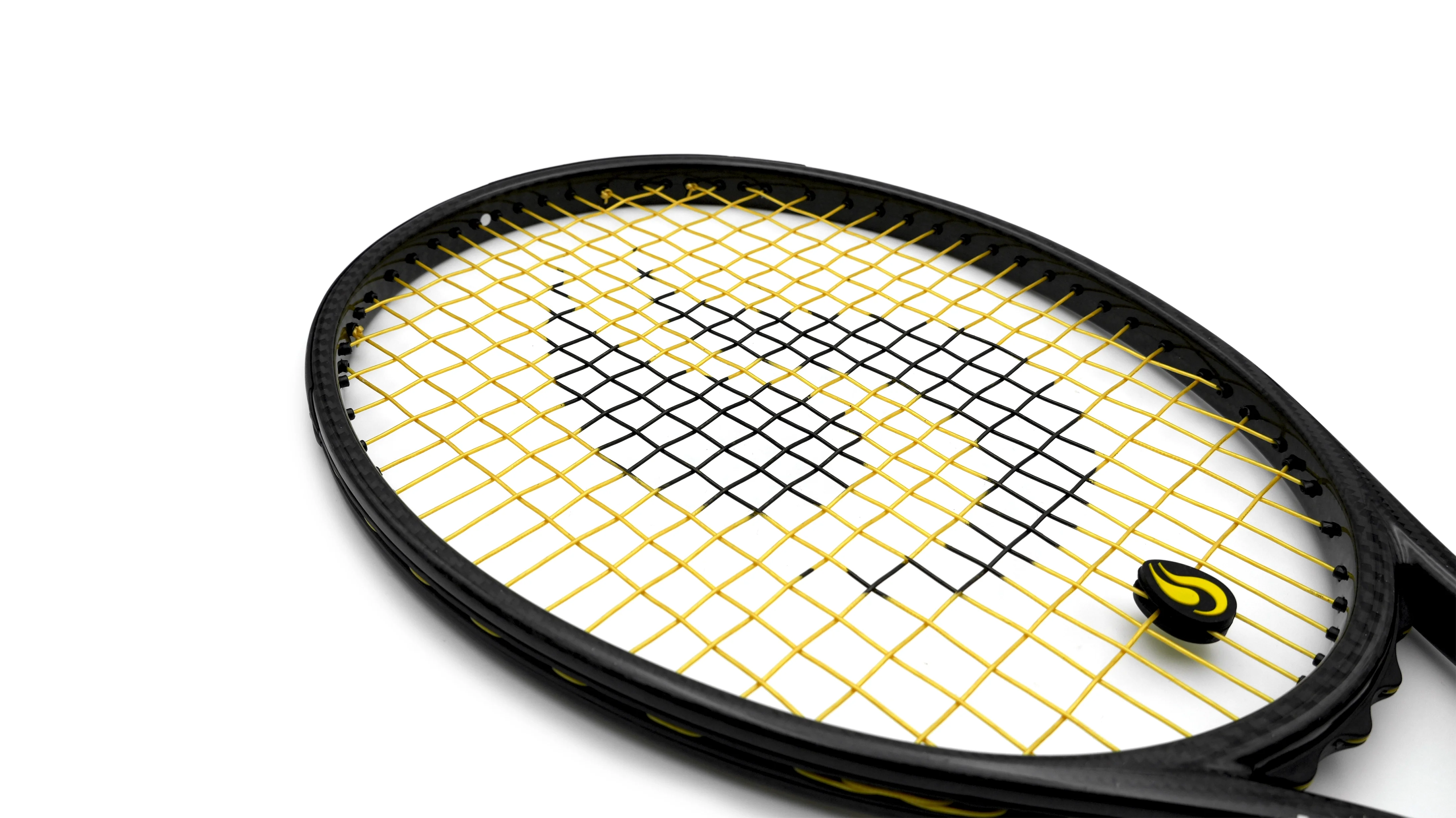 Detalle de cuerdas de tenis String Project Gold encordadas en una raqueta