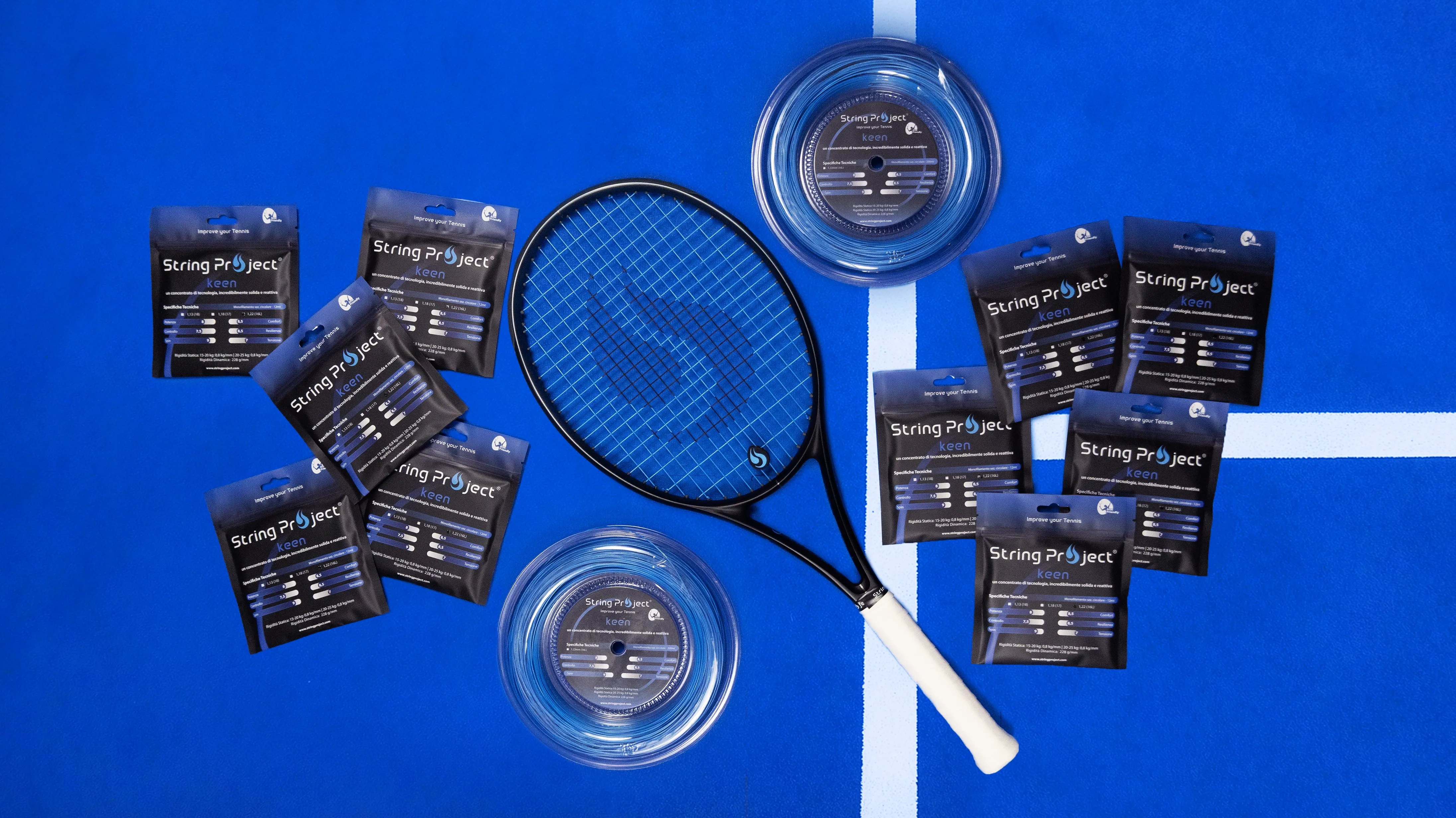 String Project Keen – cuerdas de tenis monofilamento azul con raqueta encordada en pista azul