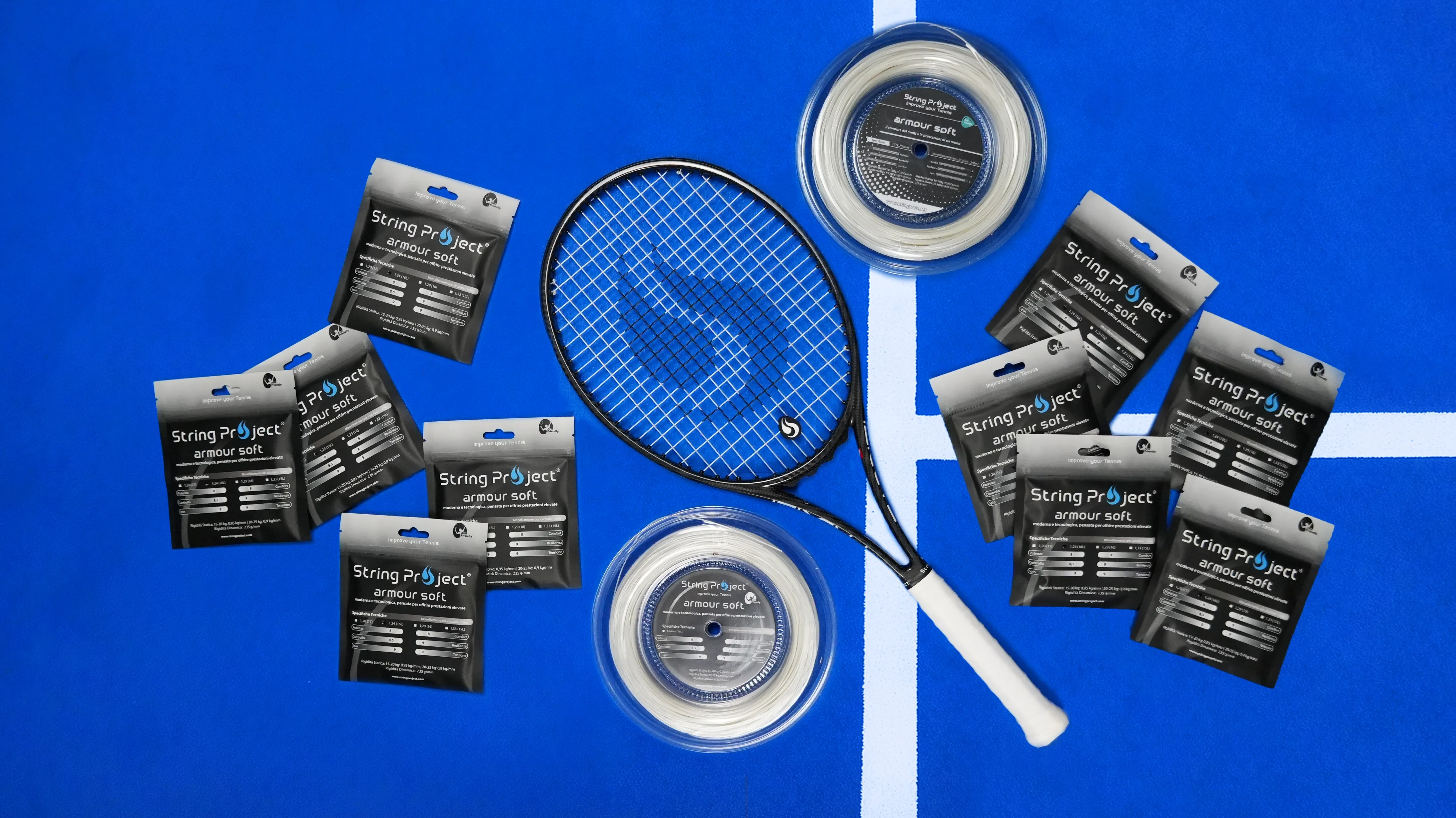 String Project Armour Soft – cordage de tennis monofilament blanc avec raquette cordée sur court bleu