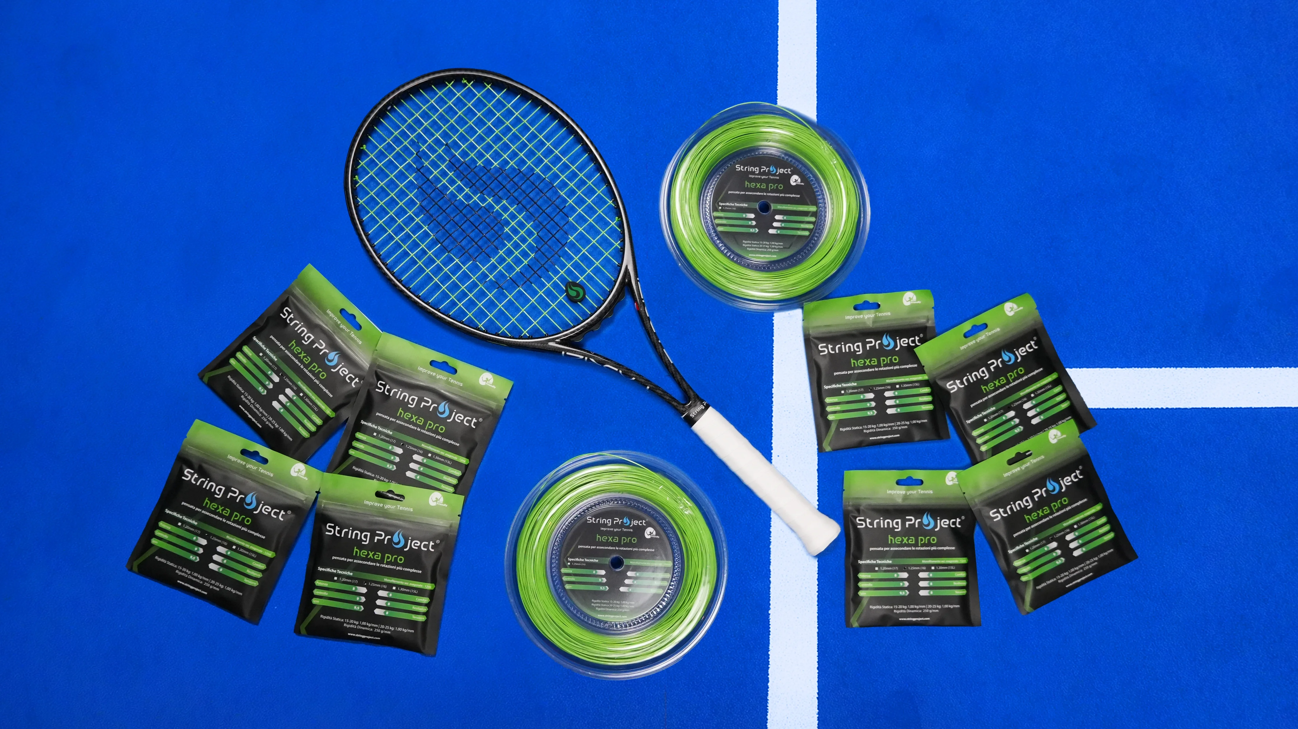 String Project Hexa Pro – cordage de tennis monofilament vert avec raquette cordée sur court bleu